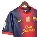Camisa Barcelona Home 12/13 Retrô - Azul e Vermelha + Patch Campeão Mundial 2011 - Futx Brasil